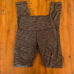 EUC lululemon wunder under textured (white gray and black) size 4